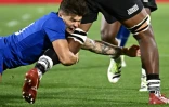 L'ouvreur du XV de France Matthieu Jalibert plaque un joueur fidjien, le 19 août 2023 à Nantes