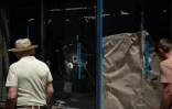 Des passants devant la vitrine d'un magasin trouée par des balles, à Philadelphie (Etats-Unis), le 5 juin 2022