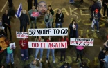 Des proches d'otages israéliens retenus à Gaza brandissent des pancartes appelant à la libération des otages, lors d'un rassemblement devant le ministère de la Défense à Tel-Aviv, le 8 mars 2025
