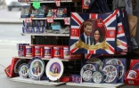 Des souvenirs vendus à Londres à la veille du mariage du prince Harry et Meghan Markle, le 16 mai 2018