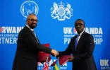 Le ministre britannique de l'Intérieur James Cleverly (g) et le ministre rwandais des Affaires étrangères Vincent Biruta, le 5 décembre 2023 à Kigali, au Rwanda