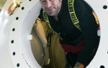 Frédéric Swierczynski dans le caisson hyperbare dans lequel il s'entraîne pour ses plongées, le 17 janvier 2019 à Marseille