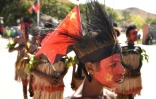 Des Papouasiens aux couleurs de la Chine pour la cérémonie d'accueil à Port Moresby, le 16 novembre 2018