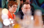 La ministre allemande de la Défense et leader de la CDU Annegret Kramp-Karrenbauer aux côtés du ministre de la Santé lors d'un conseil des ministres à Berlin le 19 février.
