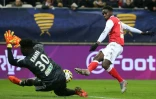 Le milieu rémois Hassane Kamara bute sur le gardien de Strasbourg Bingourou Kamara, en Coupe de la Ligue, le 7 janvier 2020 à Reims