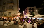 Des touristes à la terrasse d'un bar sur le port d'Ibiza, le 31 juillet 2020