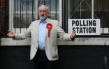 Le chef du Parti travailliste Jeremy Corbyn, devant un bureau de vote après avoir voté aux élections locales, le 3 mai 2018 à Londres