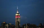 L'Empire State Building illuminé aux couleurs de Qatar Airways, photographié de Weehawken, New Jersey, le 27 juin 2017 