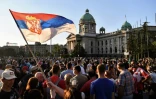 Manifestation à Belgrade contre la politique sanitaire des autorités concernant l'épidémie de Covid-19, le 8 juillet 2020 devant le Parlement