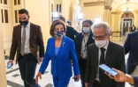 La présidente de la Chambre des représentants Nancy Pelosi dans les couloirs du Capitole à Washington, le 12 octobre 2021