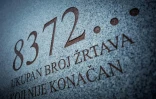 Un monument portant l'inscription "8372 — le nombre total de victimes, qui n'est pas définitif" au cimetière-mémorial du village de Potočari, près de Srebrenica, dans l'est de la Bosnie, le 27 août 2026, après le décès de l'ancien chef militaire des Serbes de Bosnie Ratko Mladić