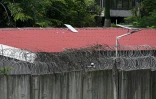 Bâtiment surmonté de ce qui semble être une antenne satellite Starlink dans le complexe KK Park dans le canton de Myawaddy en Birmanie, photographié depuis Mae Sot en Thaïlande, le 17 septembre 2025