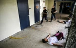 Des policiers et des élèves volontaires participent à une simulation de fusillade dans une école d'Hialeah, en banlieue de Miami, le 3 août 2022
