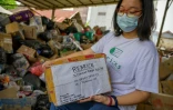 Novita Tan, cofondatrice de Rebrick, montre des déchets plastiques envoyés par des personnes soutenant son action, le 7 avril 2021 à Jakarta, en Indonésie