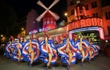 Des danseuses devant le cabaret du Moulin Rouge lors de l'inauguration de ses nouvelles ailes, le 5 juillet 2024 Ă Paris