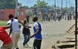 Des manifestants opposés à un troisième mandat du président burundais font face à des membres de Imbonerakure (milice pro-gouvernementale), le 25 maiu 2017 à Bujumbura