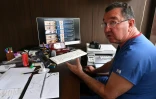 Le chirurgien esthétique Iskender Katchkinbaïev, lors d'un entretien avec l'AFP à Bichkek, le 18 mai 2026 au Kirzghizstan