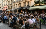 Terrasses de cafés et restaurants parisiens à Saint-Germain-des-Près pendant la crise sanitaire le 2 juin 2020