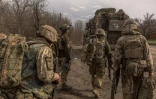 Des soldats ukrainiens se dirigent vers la ligne de front, en direction d'Avdiïvka, dans la région de Donetsk, le 3 avril 2024