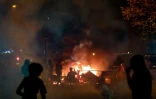 Une barricade enflammée près de l'Arc de Triomphe le 30 mai 2026 à Paris