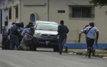 Des paramilitaires encerclent la Basilique Saint-Sébastien, le 9 juillet 2018 à Diriamba, au Nicaragua