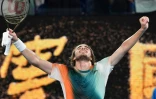 La joie du Grec Stefanos Tsitsipas,  qualifié pour les quarts de finale de l'Open d'Australie, après sa victoire en 5 sets face à l'Américain Taylor Fritz, le 24 janvier 2022 à Melbourne