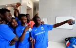 Une équipe formée de jeunes migrants prend des selfies lors d'un match de charité contre d'ex-stars du Calcio, le 23 juin 2018 à Rome