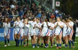 Les Françaises célèbrent leur victoire, 38-13 face à la Néo-Zélandaises, championnes du monde en titre, lors du 1er de leurs deux test-matchs de la tournée d'automne, le 13 novembre 2021 au Stade du Hameau à Pau