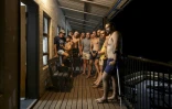 Des étudiants, dont Divan van Westhuizen avec une béquille, sur le balcon du dortoir Steenbok dans l'enclave afrikaner d'Orania en Afrique du Sud, le 29 janvier 2026.