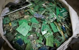 Des cartes-mères démontées dans des ordinateurs et des équipements électriques sont triées par l'ONG locale Electronic Waste Initiative Kenya (E-WIK) à Nairobi, le 3 décembre 2021