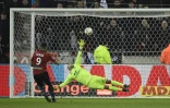 Le Lillois Yassine Benzia marque un penalty contre son ancien club de Lyon, lors d'un match de Ligue 1, le 28 janvier 2017 au Parc OL