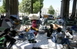 Des migrants dans un campement installé sous la station de métro Jean Jaurès à Paris le 19 juillet 2016