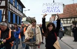 Manifestation avant la visite du président Emmanuel Macron, le 19 avril 2023 à Muttersholtz, dans le Bas-Rhin