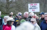 Des participants aux "funérailles" d'un fjord, dont l'écosystème a été asphyxié par les activités humaines, le 6 mars 2024 à Vejle, dans l'ouest du Danemark
