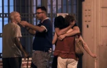 Des personnes réagissent, émues, après l'attaque de Nice en France, le 15 juillet 2016