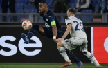 Le capitaine marseillais Dimitri Payet tente un débordement sur  Manuel Lazzari de la Lazio au stade olympique de Rome, le 21 octobre 2021 