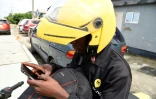 Un moto-taxi de MaxOkada consulte son smartphone, le 4 septembre 2019 à Lagos, au Nigeria