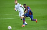 L'attaquant français de Barcelone, Ousmane Dembélé, déborde le défenseur de Huesca, Jorge Pulido, lors de leur match de Liga, le 15 mars 2021 au Camp Nou
