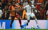 L'attaquant du Paris-SG, Kylian Mbappé (d), à la lutte avec le défenseur congolais de Galatasaray lors du match de groupes de la Ligue des champions, à Istanbul, le 1er octobre 2019