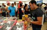 Des Cubains regardent et achètent des livres à la Foire internationale du Livre, le 13 février 2017 à La Havane