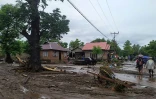 Des villageois constater les dégâts dans leurs maisons endommagées par des crues soudaines à Lembata (Indonésie), le 5 avril 2021