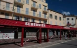 Un bar terrasse close le 14 mai 2021 à Saint-Tropez