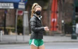 Une joggeuse porte un masque pour se protéger du coronavirus à New York, le 3 avril 2020 
