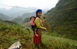Une femme Hmong et son enfant dans le nord du Vietnam, le 29 octobre 2018