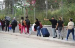 Des migrants traversent le pont de Matamoros-Brownsville après avoir obtenu un rendez-vous auprès des services de l'immigration américains afin d'entrer légalement sur le territoire des Etats-Unis, le 12 mai 2023 à Matamoros (Nord du Mexique)