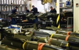 Des membres de la Marine française travaillent sur des missiles à bord du porte-avions Charles-de-Gaulle, le 22 novembre 2015 en Méditerranée