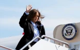La vice-présidente Kamala Harris, candidate démocrate à la présidence, arrive à bord d'Air Force Two pour se rendre à Détroit et à Pittsburgh pour des événements de campagne, à Joint Base Andrews, dans le Maryland, le 2 septembre 2024