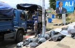 Des forces de sécurité gabonaises devant une affiche du président Ali Bongo à Libreville le 23 septembre 2016