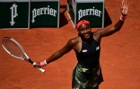 La joie de l'Américaine Coco Gauff, après sa victoire face à la Tunisienne Ons Jabeur, lors de leur 8e de finale, le 7 juin 2021 au tournoi de Roland-Garros