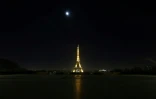 La Tour Eiffel à Paris, dans la nuit du 31 janvier 2020 au 1er février 2021